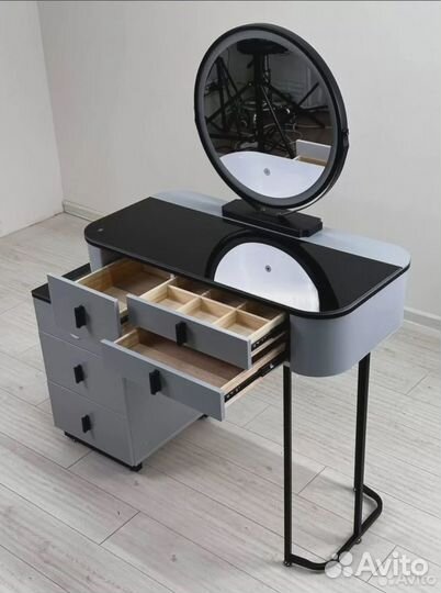 Туалетный столик. Столик с подсветкой