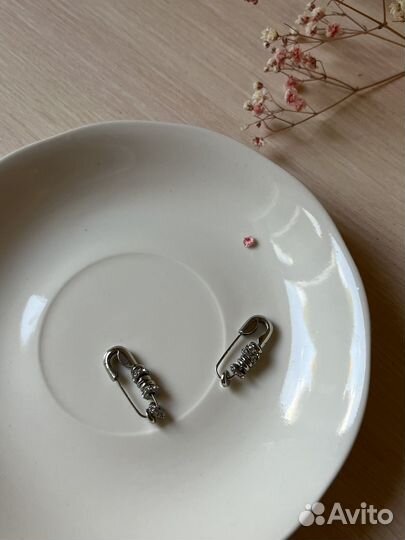 Серебряные серьги булавки блестящие
