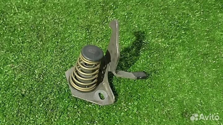 Захватный крюк капота Bmw 5 E60 N54B30 2008