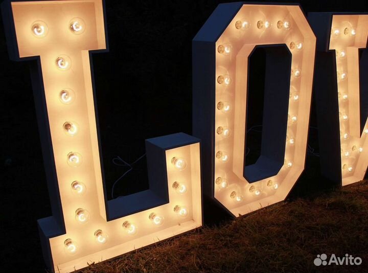 Светящиеся буквы с лампочками love