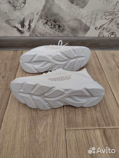 Кроссовки женские белые (новые)