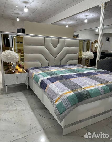 Спальный гарнитур «Рианна» в неоклассике