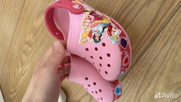 Crocs, сандали adidas, балетки H&M