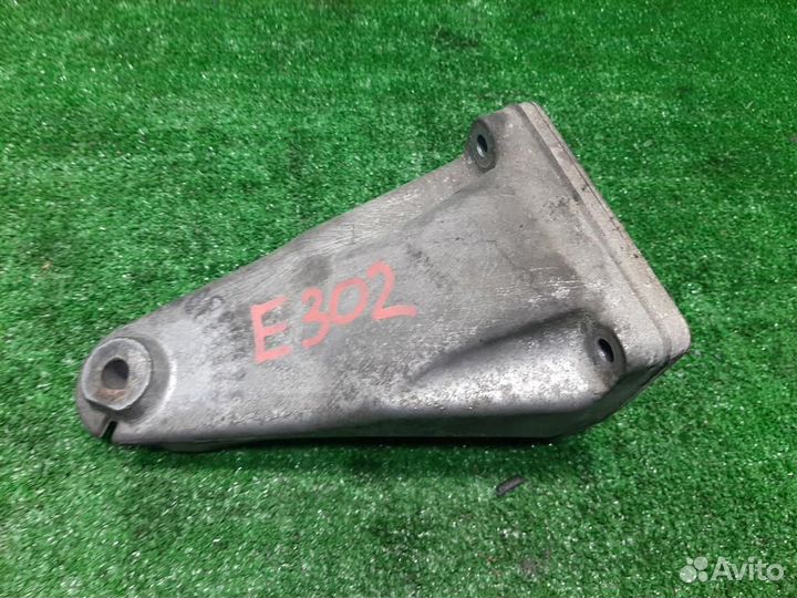 Кронштейн опоры двигателя правый Mercedes Benz C