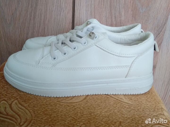 Кроссовки женские 37 размер новые