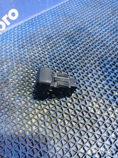 Кнопка блокировки замка двери Renault Logan седан