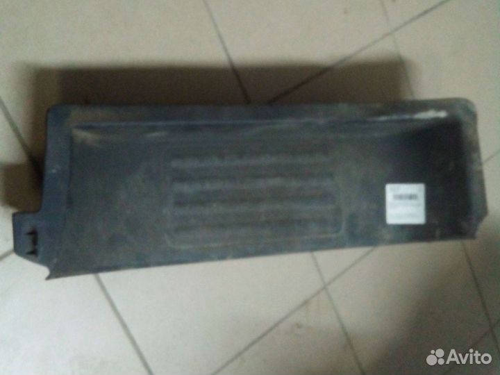 Подножка (накладка) передняя правая VW T5