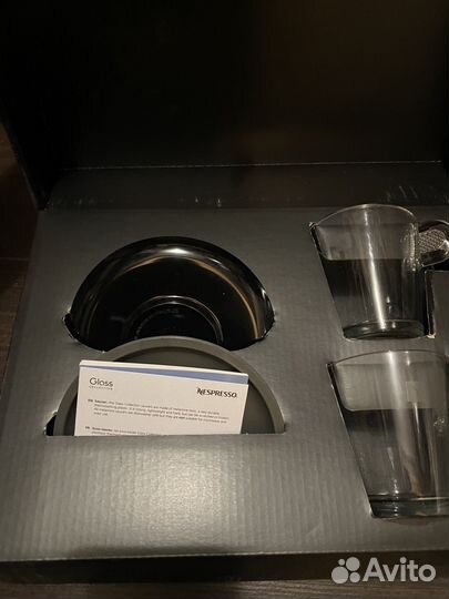 Две большие кофейные чашки с блюдцами