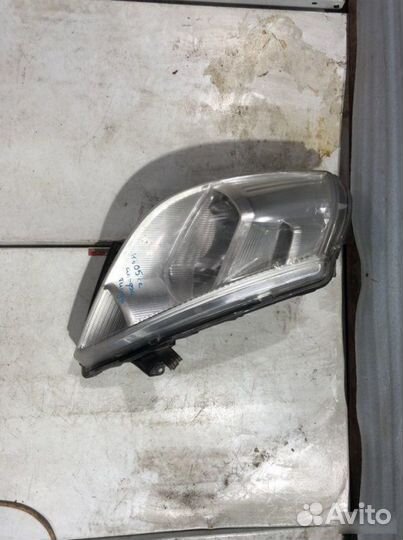 Фара правая Nissan Tiida