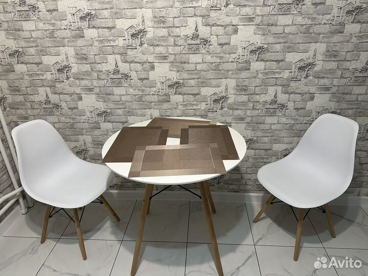 Кухонный стол и стулья комплект