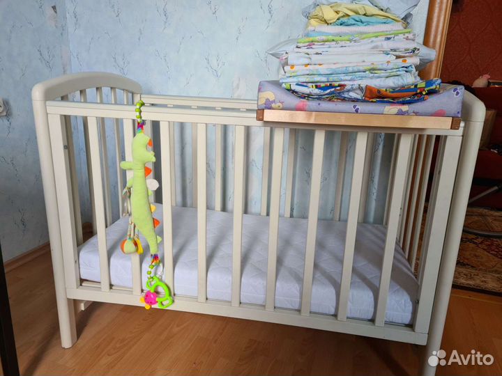 Детская кроватка,матрас,пелен.стол,бельё