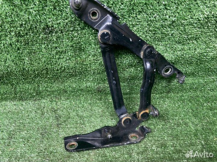 Петля багажника правая Mazda 3 BK