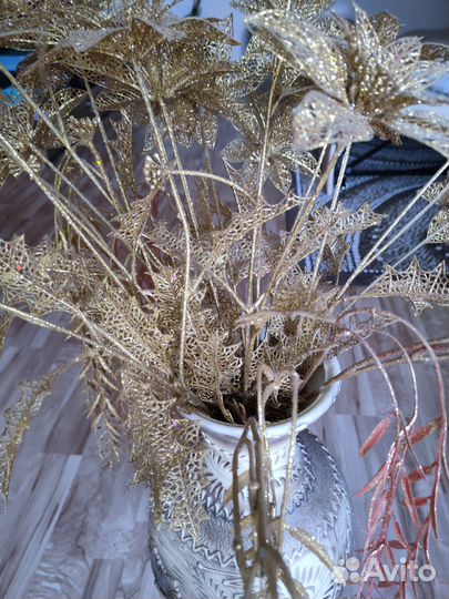 Ваза с декоративными цветами