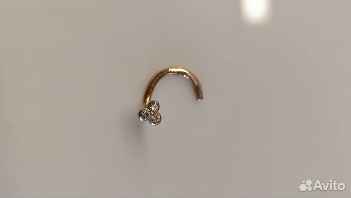 Золотой пирсинг в нос