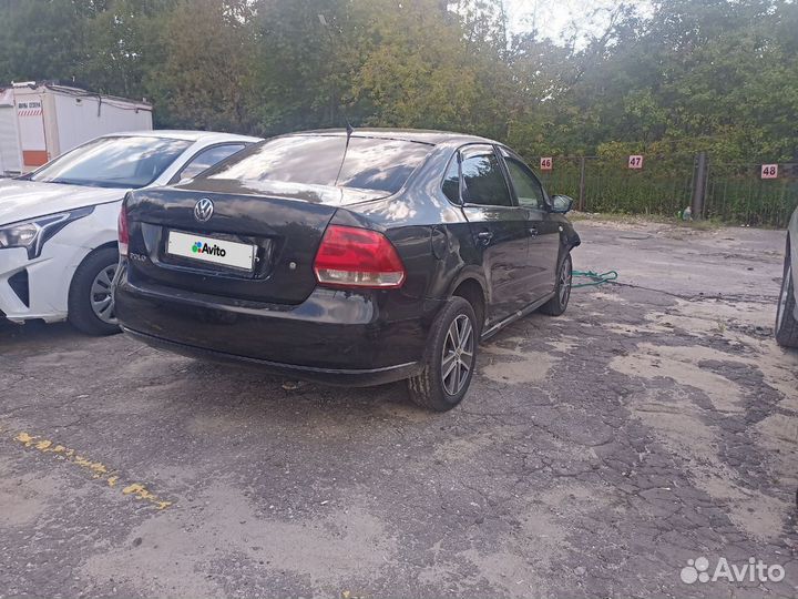 Volkswagen Polo 1.6 МТ, 2011, битый, 276 000 км