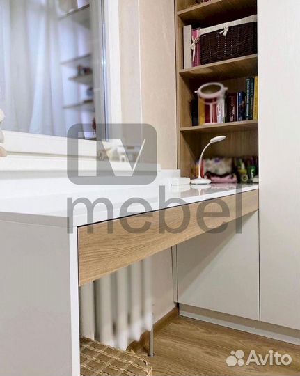 Книжный шкаф