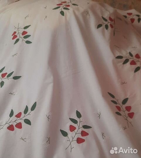 Скатерть.Диаметр220см.Старинная-Много вышивки