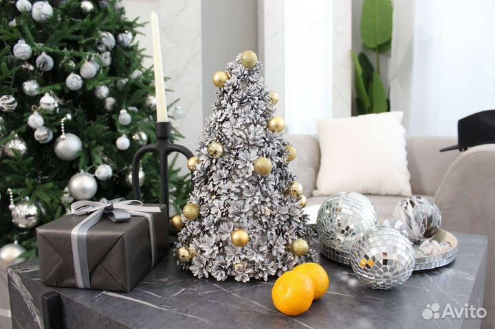 Елка из сосновых шишек дизайнерская