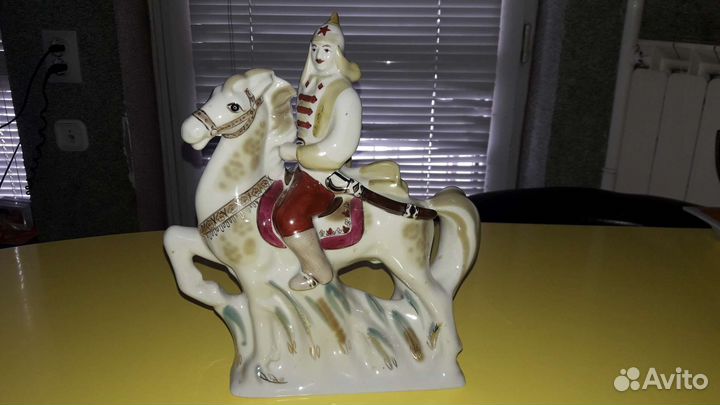 Фарфоровая статуэтка Буденовец на коне