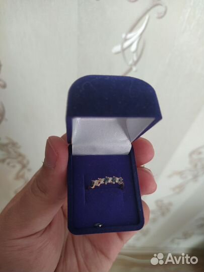 Золотое кольцо с сапфирами и бриллиантами