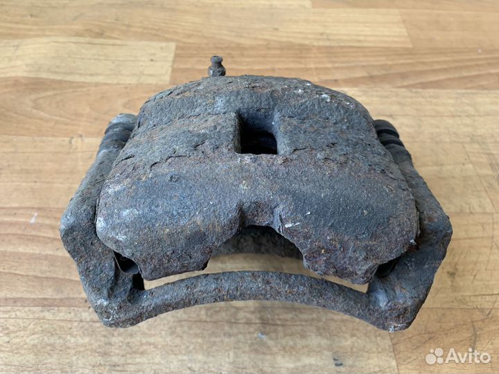 Суппорт передний правый Nissan Almera N16 седан