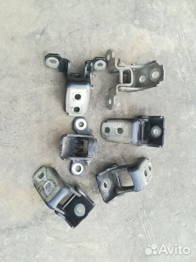 Петли дверей Renault Fluence