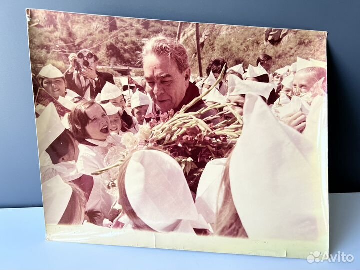 Фотографии, Л.И.Брежнев. С пионерами, На трибуне