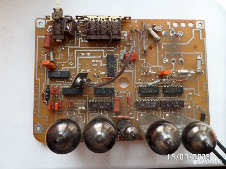 Печатная плата с деталями электронных часов