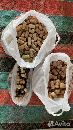 Пробки винные, бутылки и коробки