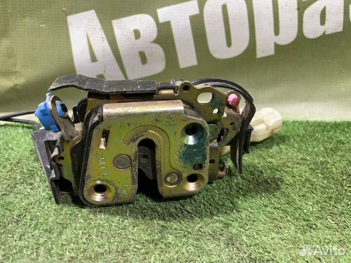 Замок боковой двери передний правый Nissan Primera