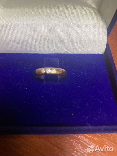 Золотое кольцо с бриллиантом