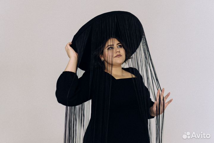 Шляпа с нитями черная