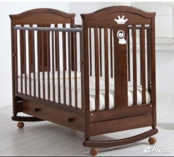 Детская кроватка с маятником и ящиком