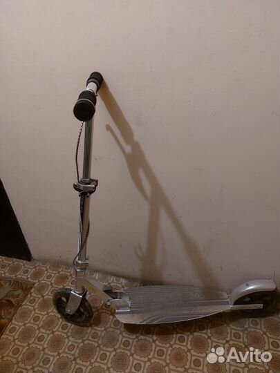 Самокат детский двухколесный б/у с ручным тормозом