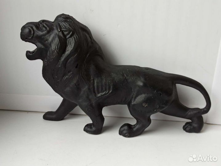 Старинная статуэтка. лев. литьё. не магнит