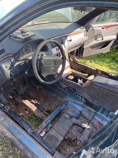 Mercedes-Benz E-класс 2.4 AT, 1997, битый, 250 000 км