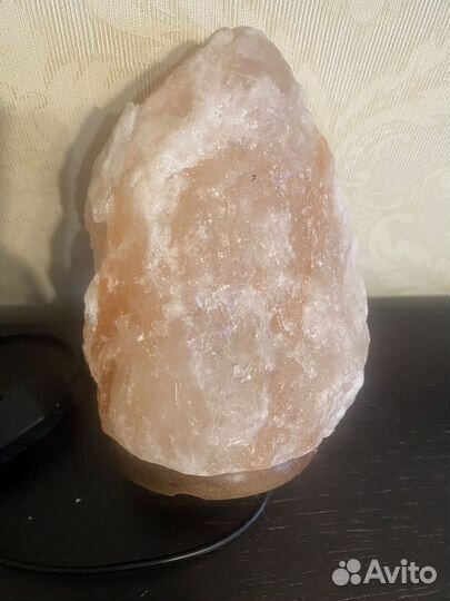 Соляная лампа на деревянной подставке
