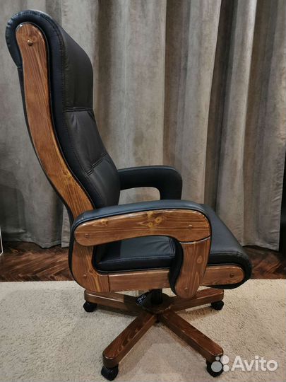 Кожанное кресло руководителя новое