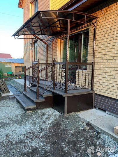 Крыльцо металлическое с навесом