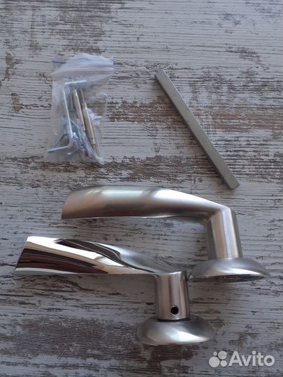 Дверные ручки межкомнатные на розетке с защелкой