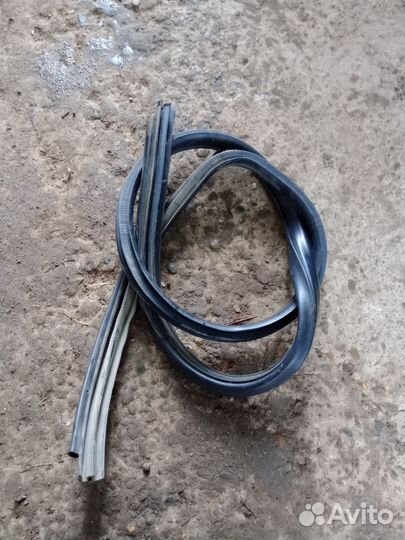 Уплотнитель передней левой двери Suzuki Liana