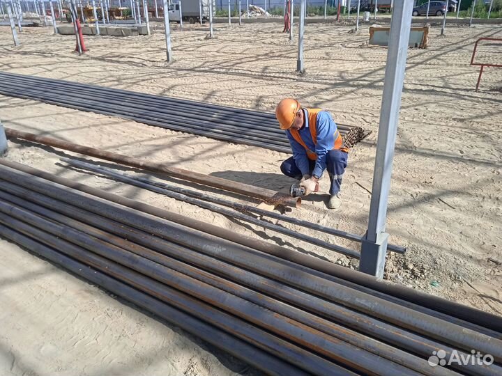 Рабочий на строительство тепличного комплекса