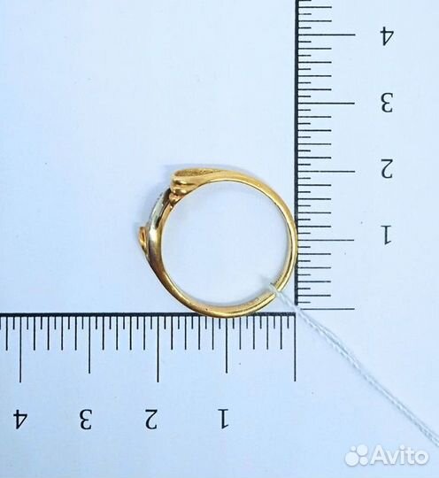 Кольцо с природным камнем Золото