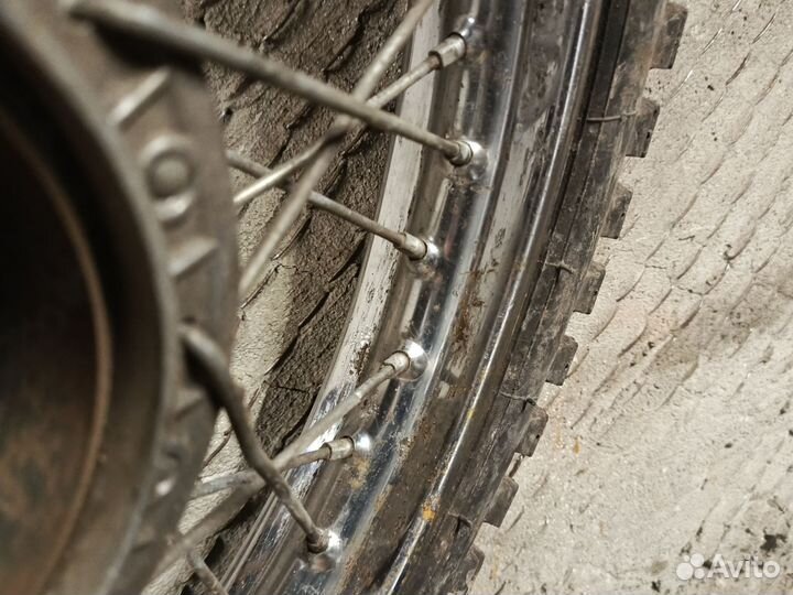 Колесо на мотоцикл чезет кросс