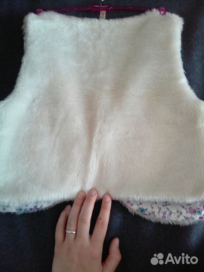 Тёплая двухсторонняя жилетка