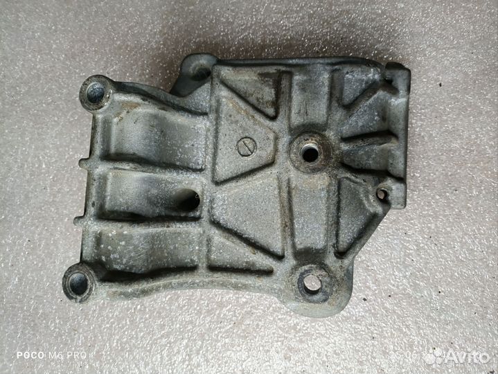 Кронштейн компрессора Mitsubishi Grandis chariot