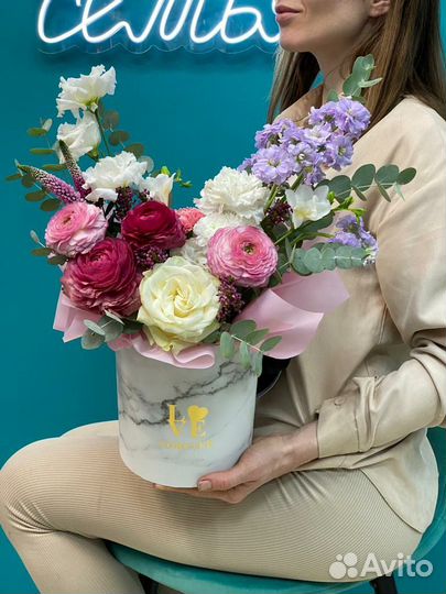 Стильная композиция из цветов розы, экзотика