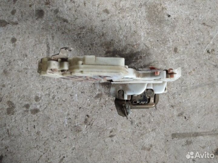 Замок двери задний левый Nissan Almera N16