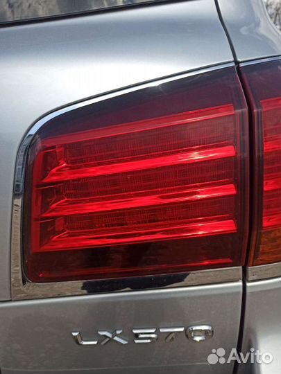 Фонарь задний правый в крышку багажника Lexus LX 5