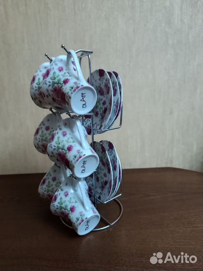 Кофейные чашки с блюдцами на подставке